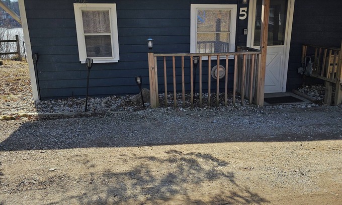 Newaygo Cottage | Charming 4-bedroom cottage 4 & 5