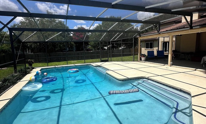 Orlando House | Charming 4-bedroom house with Pool and Fireplace in Orlando