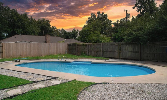 Norman House | Charming 4-bedroom house with AC, WiFi and swimming pool in welcoming Norman