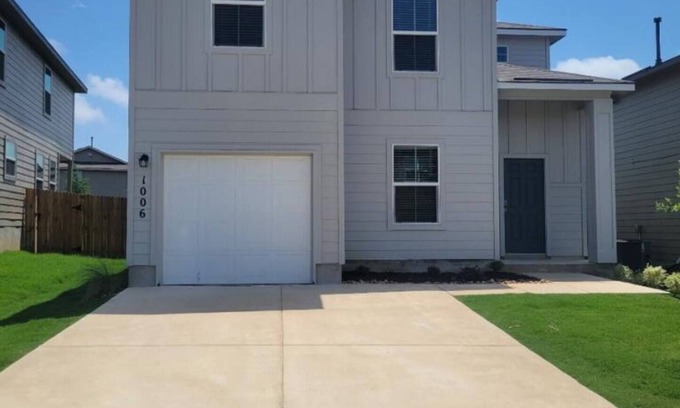 San Antonio House | Charming 4-bedroom house miles away from Air Force graduation and Sea World