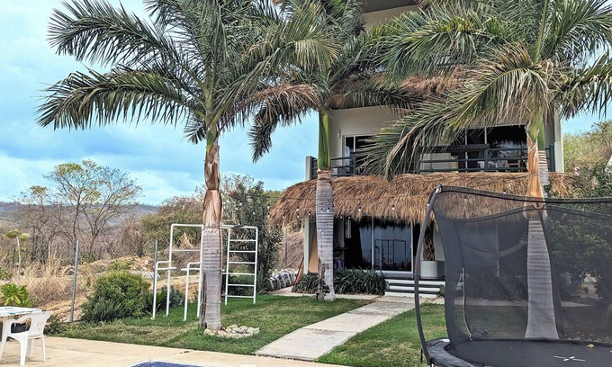 San Pedro Mixtepec House | Charming 5-bedroom house with AC, WiFi in beautiful Bajos de Chila
