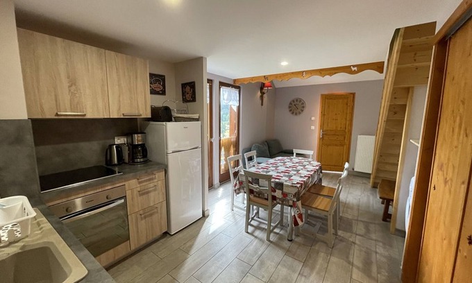 Laveissiere Apartment | Charming 50m² Chalet Apartment - WiFi, Ski Storage, Near Slopes & Shuttle