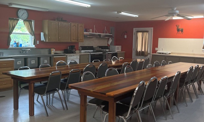 Michael Cabin | Charming 8-bedroom lodge with WiFi, AC in lovely Batchtown