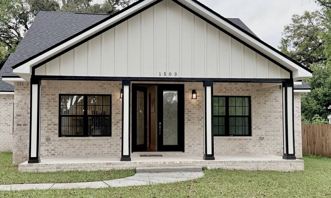 South Pensacola House | Charming and Spacious Entire House, 3BR/2.5BA located at Pensacola, Florida
