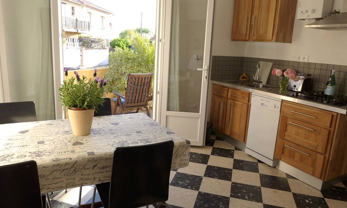 Valras-Plage Apartment | Charming apartment in detached cottage sandy beach 25 m away WiFi free