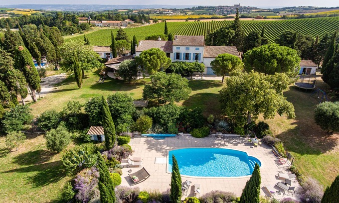 Montreal Apartment | Charming apartment in a quiet location with large pool