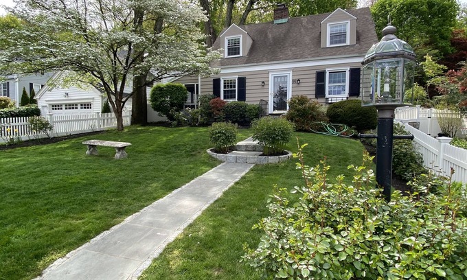 Darien House | Charming beach cape!