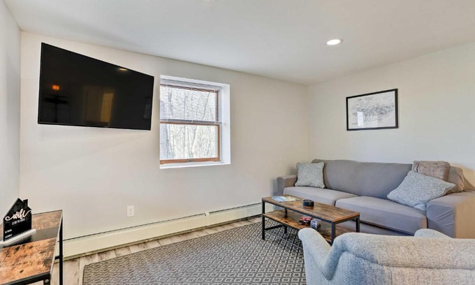 Beacon Apartment | Charming Beacon Apt with Fire Pit Near Hiking!