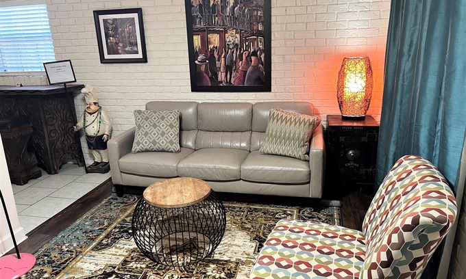 Beauregard Town Historic District Apartment | Charming Beauregard Town Apartment 1 block to River Center/Minutes to LSU