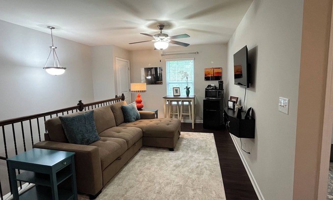 Davis Lake - Eastfield House | Charming bed/bath suite, living rm, kitchenette, steps to shops, trails & dining
