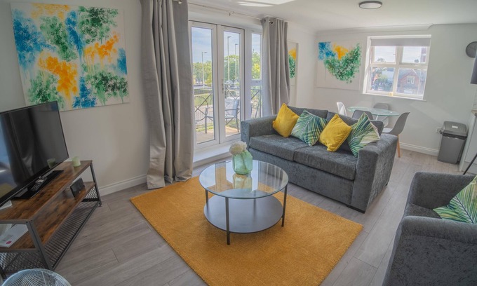 Bedford Apartment | Charming Bedford 2BR walking distance to Hospital, Train Station and Town Center