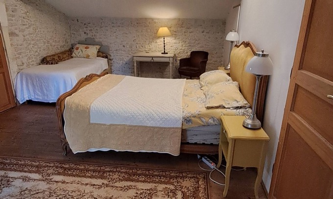 Cherac Bed & Breakfast | Charming Bedroom Bed & Breakfast in Cherac, between Cognac & Saintes with pool.
