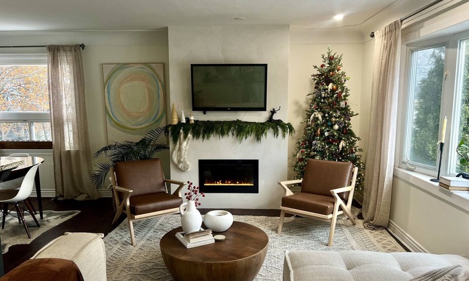 Aldershot House | Charming, bright designer Burlington bungalow *HOT TUB * FIREPLACE*: 3 br