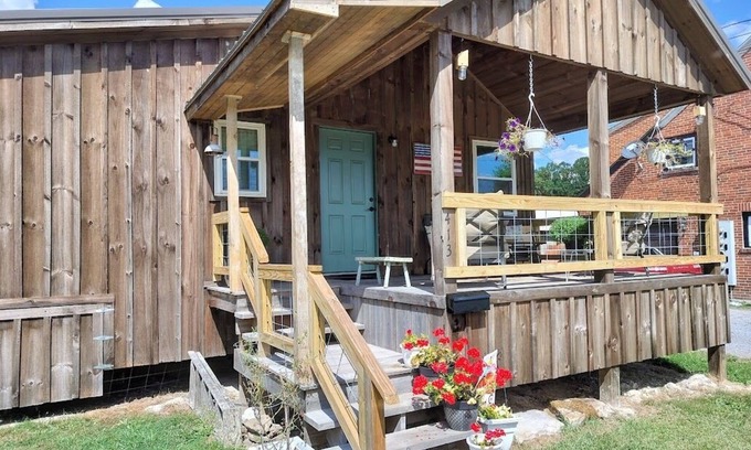 Black Fork House | Charming bungalow in marvelous Parsons with AC