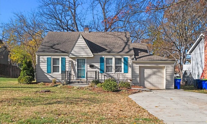 Overland Park House | Charming Bungalow with Spacious Yard