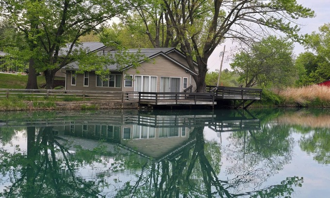 Coatsville House | Charming Cabin on Private Pond – 2 Miles from Lake Rathbun, Southern Iowa