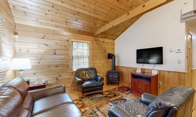 Northport Cabin | Charming cabin retreat with fireplace, kitchen, nearby hiking - dog-friendly