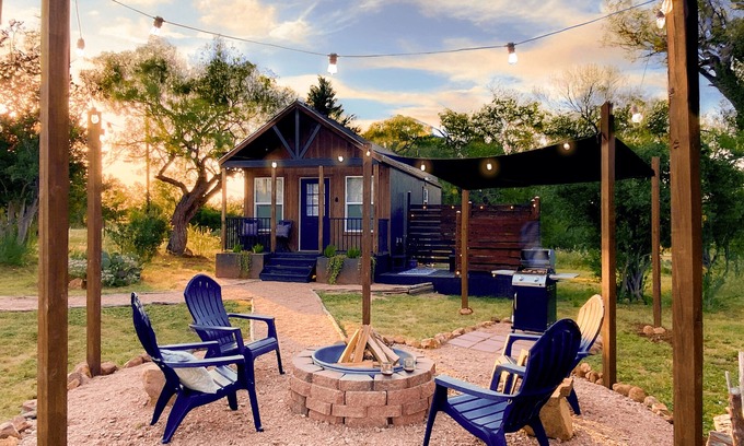 Llano Cabin | Charming Cabin w/HOT TUB in the Heart of the TX Hill Country