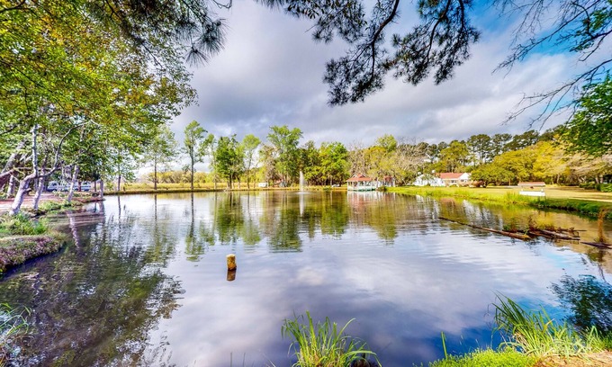 Midway House | Charming Centrally Located - Lake Access - Deck
