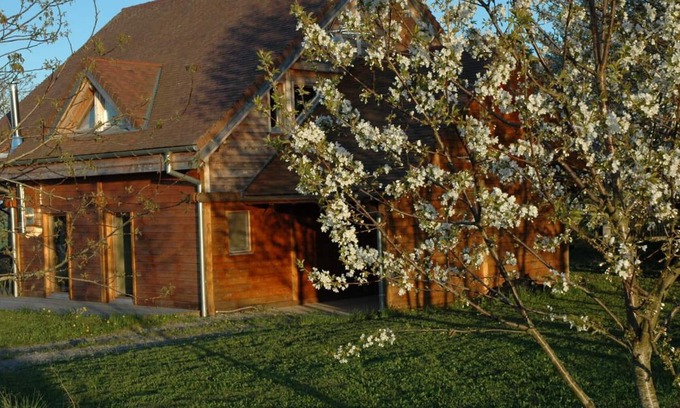 Louchy-Montfand Cottage | Charming chalet in vineyard, terrace and garden