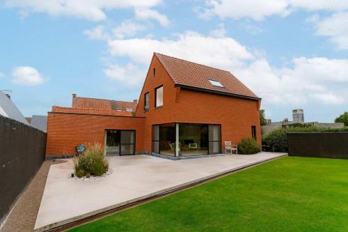 Lichtervelde House | Charming Chic Stay with Garden Views & Parking