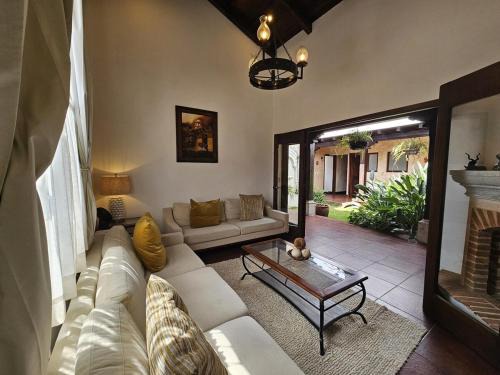 Antigua Guatemala Villa | Charming Colonial - Hot Tub - Walk to Antigua Ctr