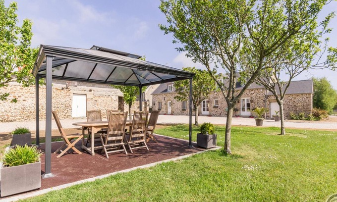 Montsurvent Cottage | Charming cottage with fireplace and pets allowed in Gouville-sur-Mer