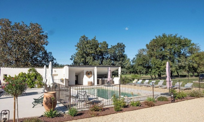 Eygalieres Other | Charming cottage 2/4 people in a quiet area with outdoor swimming pool and spa
