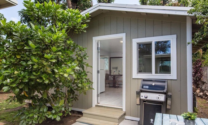 Haleiwa Cottage | Charming Cottage across the street from beach and walking distance to Haleiwa!