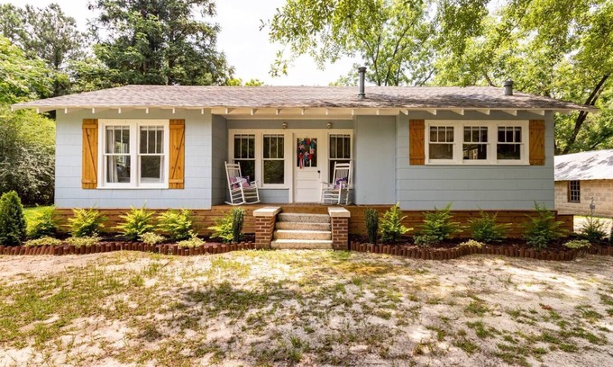 Stone County Cottage | Charming Cottage + Barn-Sleeps 6-by Flint Creek🎣🛶🌿