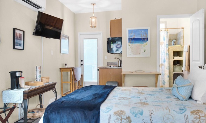 East Pensacola Heights Cottage | Charming cottage in fabulous Pensacola just steps from the water with water view