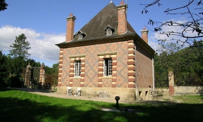 Trevol Cottage | Charming cottage in park, pets allowed, Wi-Fi