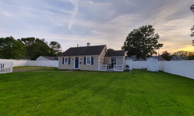 Hyannis House | Charming cottage in Hyannis walk to downtown, beach, Harbor, pet friendly fence