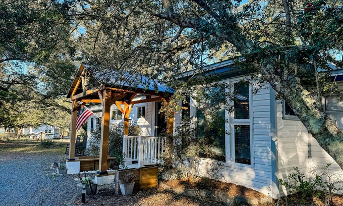 Shallotte House | Charming cottage on Saucepan Creek near Ocean Isle beaches with hot tub