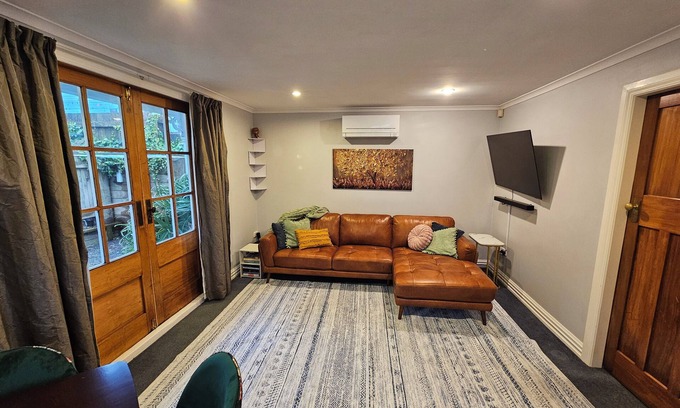 Newtown House | Charming Cottage Retreat – Close to Hospital & Newtown Cafes, with Garage