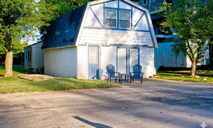 Utica Cottage | Charming cottage sleeps 3- river views in Jeffersonville - Utica, IN