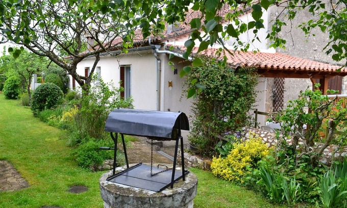 Vouthon Cottage | Charming Cottage with Garden, Children's Play Area, Electric Vehicle Charging Nearby