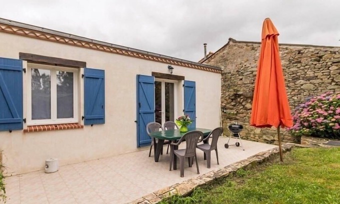 Rouans Cottage | Charming Cottage with Garden, Bikes, and Modern Amenities Near Nantes