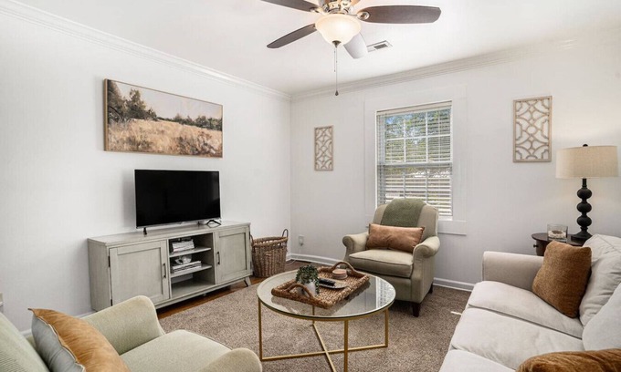 Mount Pleasant House | Charming, Cozy 3br/1ba Home Close to Shem Creek!