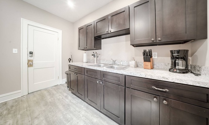 Old Brooklyn Apartment | Charming Cozy Retreat Fast WI-FI