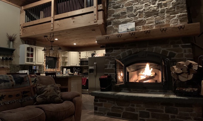 Old Forge House | Charming, cozy, rustic Chalet. Hollywood Hills, OLD FORGE, NY