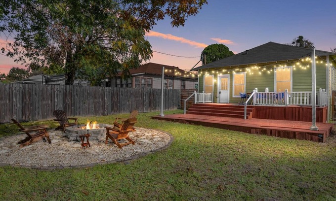 Oak Cliff Apartment | Charming Craftsman byBishop Arts & Dtown w firepit
