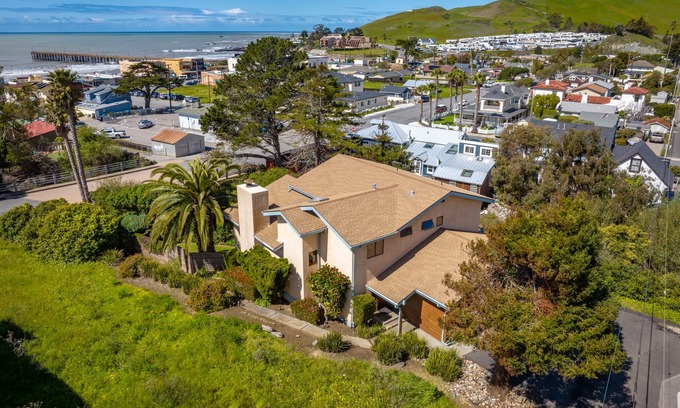 Cayucos House | Charming Creekside Home! Two Blocks from the Beach! 5 Full Bedrooms- Sleeps 12