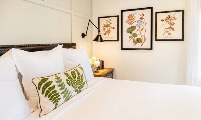West Dundee Apartment | Charming Downtown Farmhouse Apartment #2