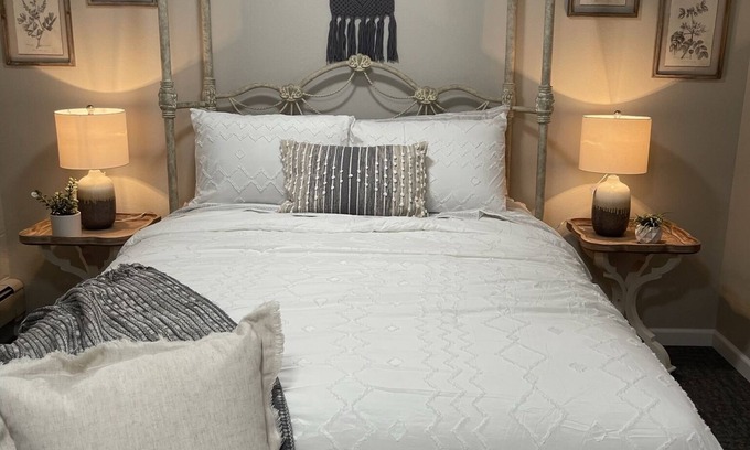 Delta House | "Charming downtown retreat!