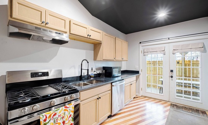 South Louisville House | Charming Dual-Unit Retreat Near Churchill Downs – Separate Kitchens & Patios!