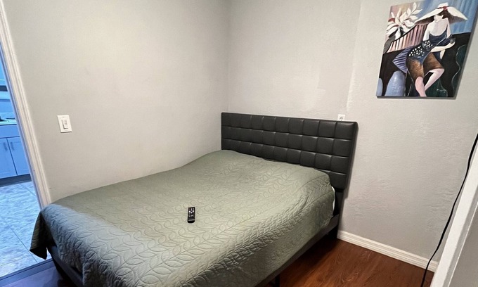 Union Park Apartment | Charming duplex Apartment w/AC + Private Bathroom