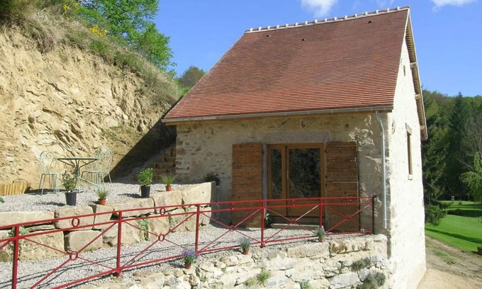 Vernusse Cottage | Charming duplex with heated pool and pets allowed