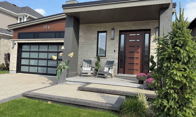 Township of Woolwich House | Charming Executive Bungalow with Hot Tub, close to St. Jacobs