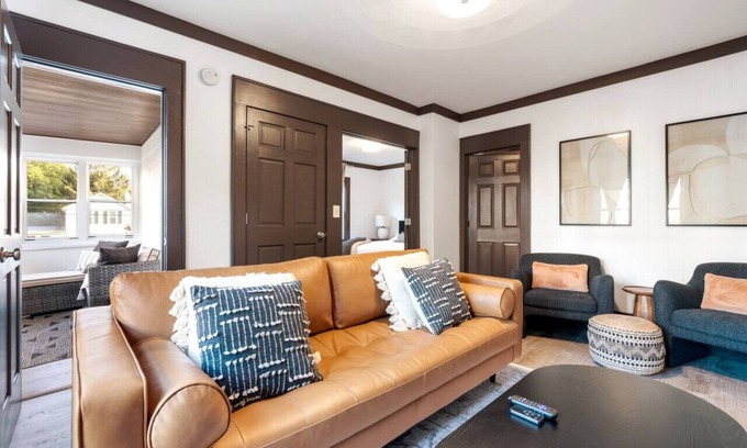 Westside Apartment | Charming Extended Stay Haven in Safe/Vibrant Area